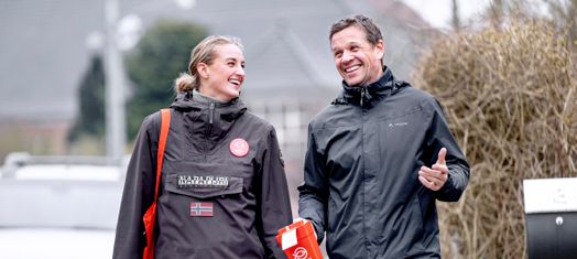 Jonas Nøddekær samler ind sammen med sin datter til Folkekirkens Nødhjælps årlige landsindsamling.