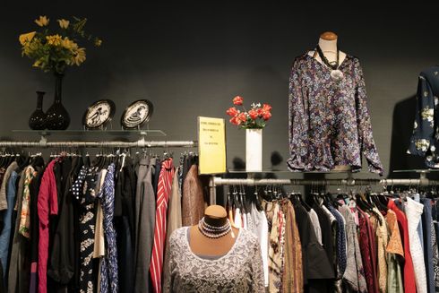 Tøj, vaser, og tallerkner på hylderne i genbrugsbutik drevet af Folkekirkens Nødhjælp