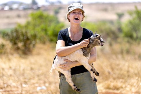 Annette Heick holder en lille ged i sine arme