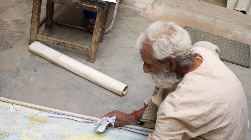 Kvinde sidder i stol og arbejder med blyant og papir