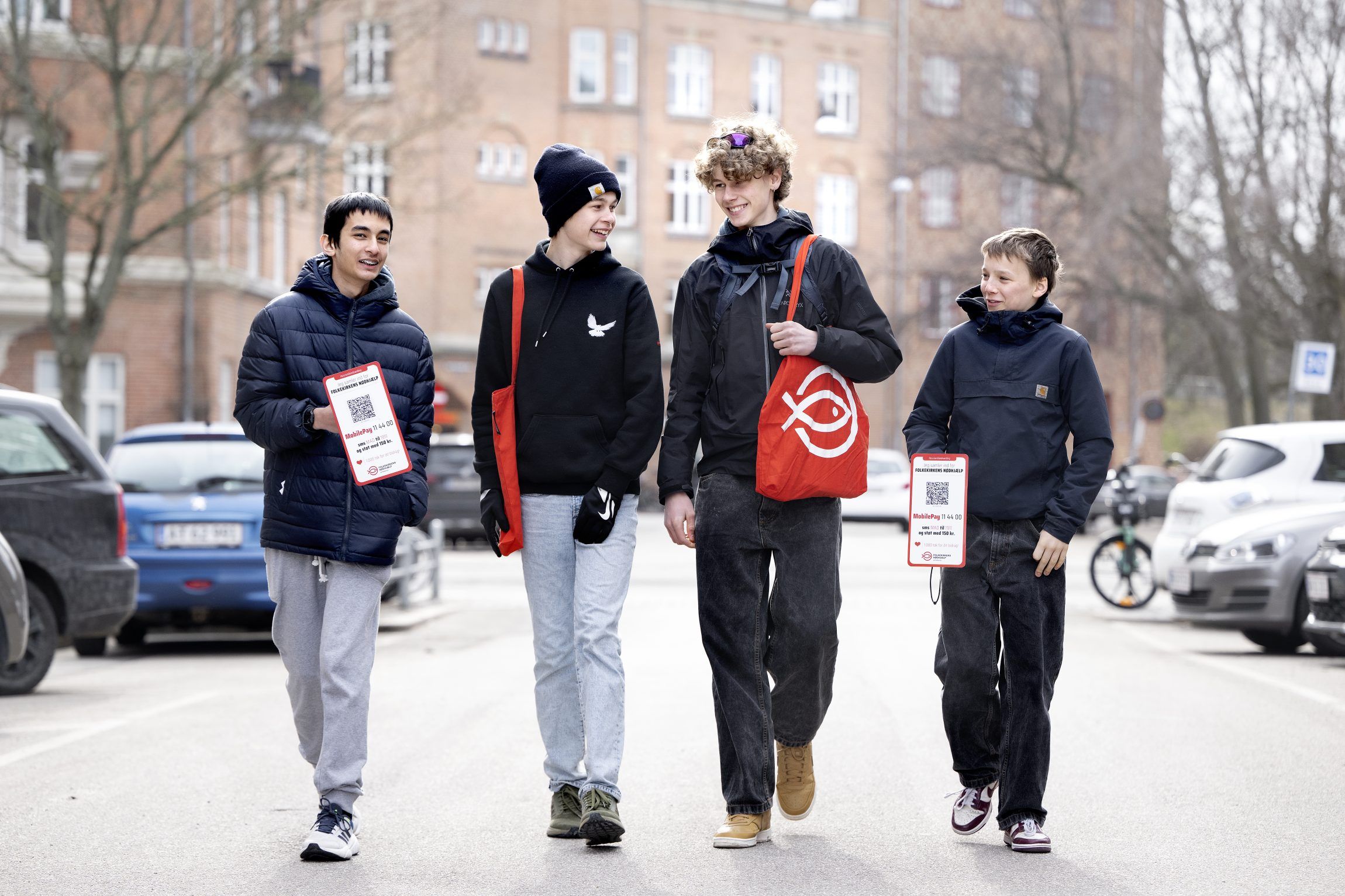 Drenge samler ind til årets sogneindsamling