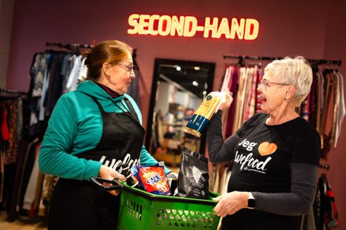 To glade frivillige i Wefood Amager, der drives af Folkekirkens Nødhjælp.