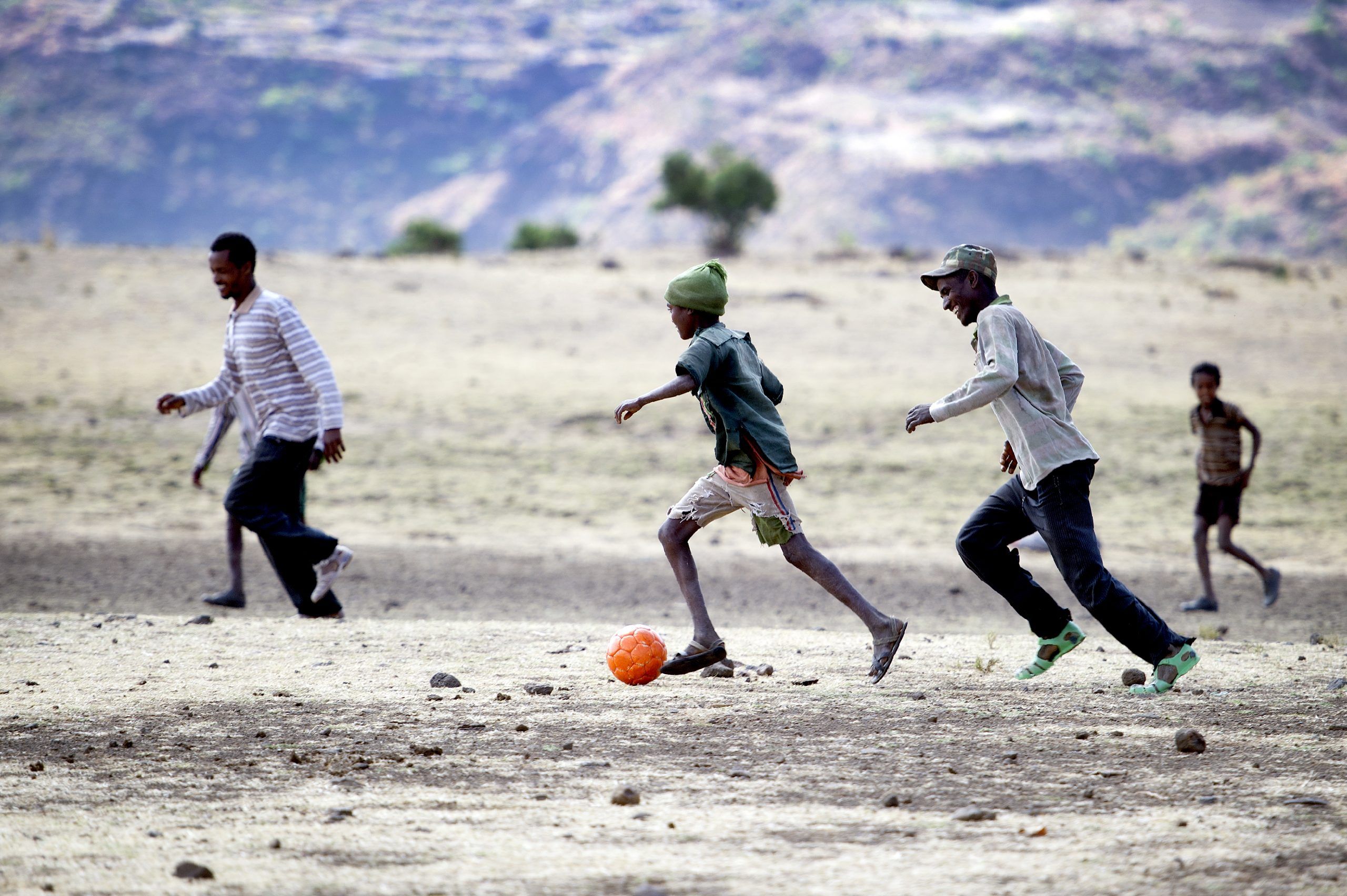 drenge der spiller fodbold i etiopien