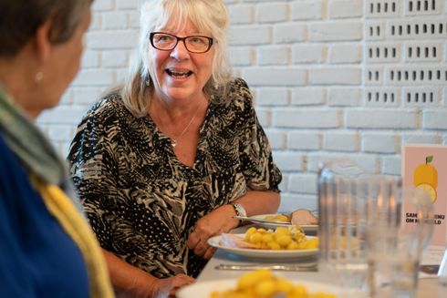 Jonna Hansen sidder ved et bord og spiser aftensmad.