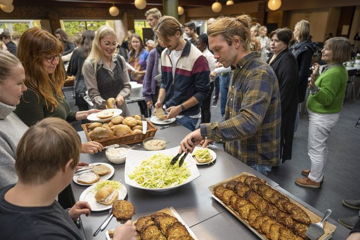 Mennesker ved buffet