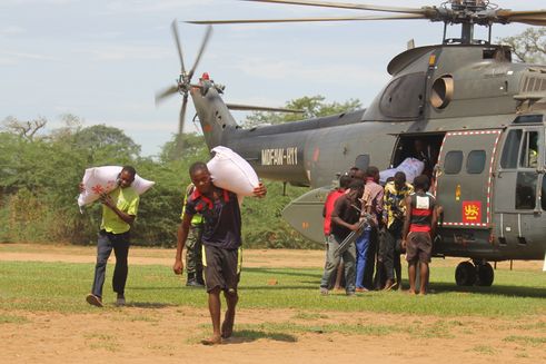 Forsyninger ankommer med helikopter. Illustration til sider om katastrofer.