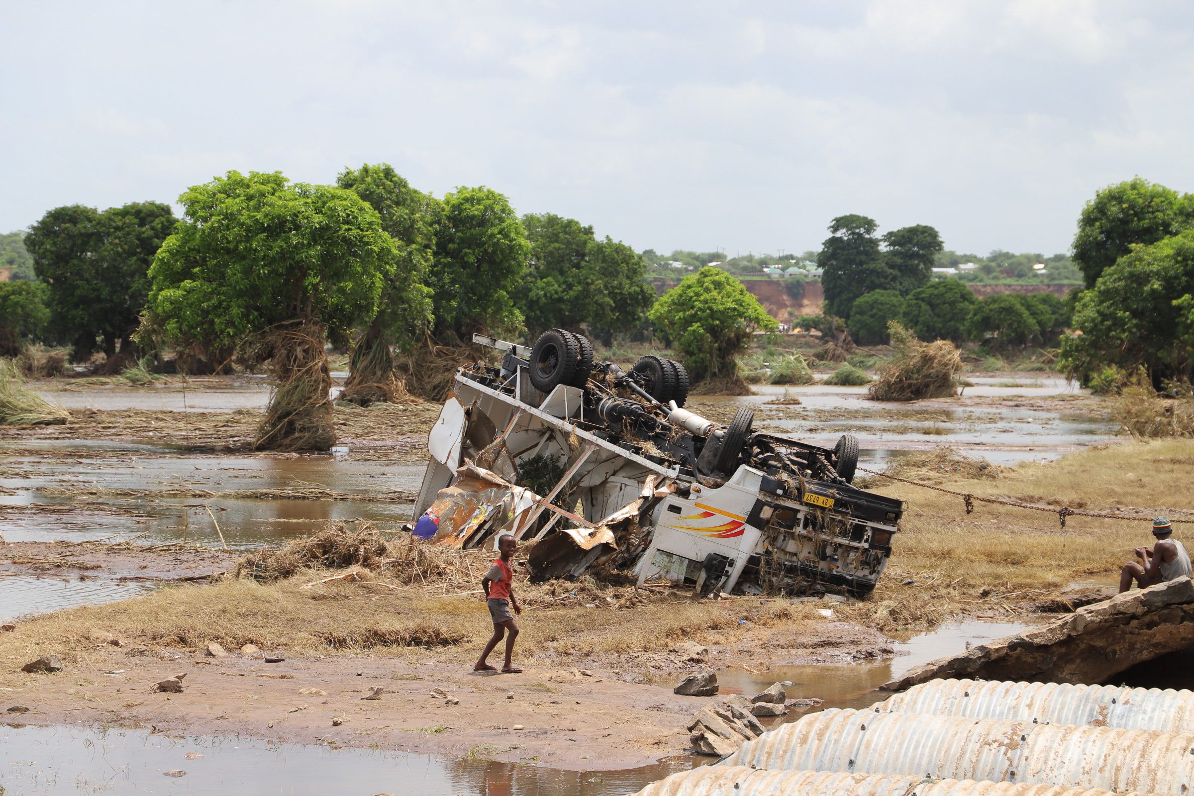 Væltet bil i grøften