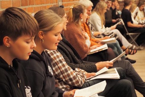 Folk synger fællessang