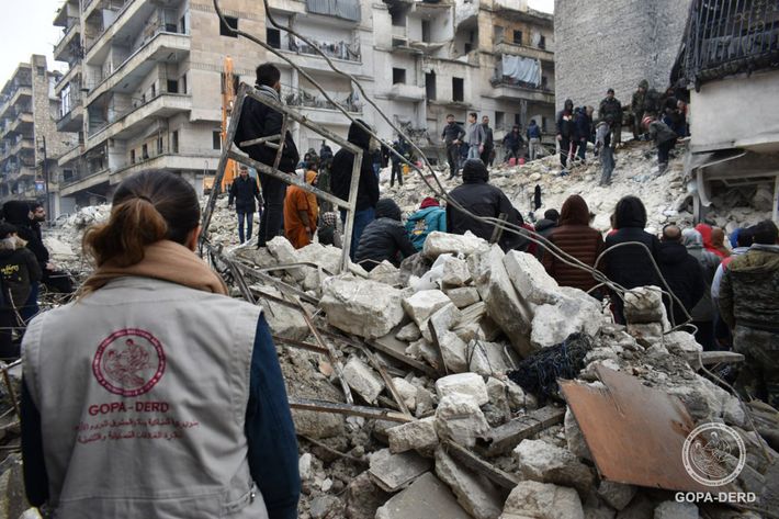 GOPA-DERD medarbejder kigger udover ødelæggelserne efter jordskælvet i Syrien