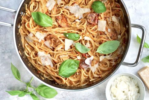 Cremet pasta med peberfrugtsauce