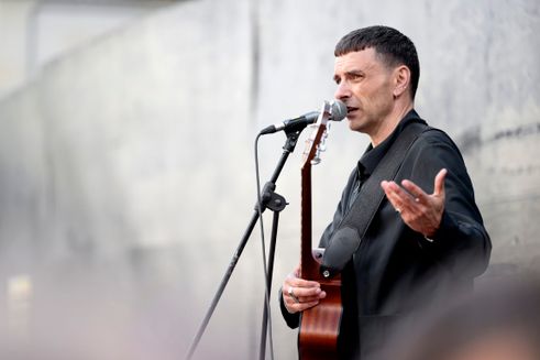 Simon Kvamm bidrog til arrangementet den 4. maj ved Vor Frue Kirke arrangeret af Folkekirkens Nødhjælp i forbindelse med Danmarks befrielse.