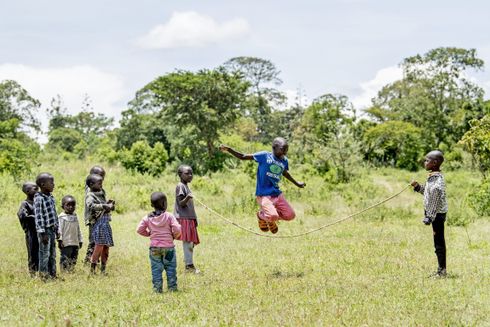 Børn hopper i sjippetov - illustration 'Nødhjælp kan se ud på mange måder'.