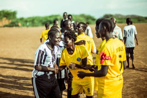 Spillerne giver hånd før kampstart