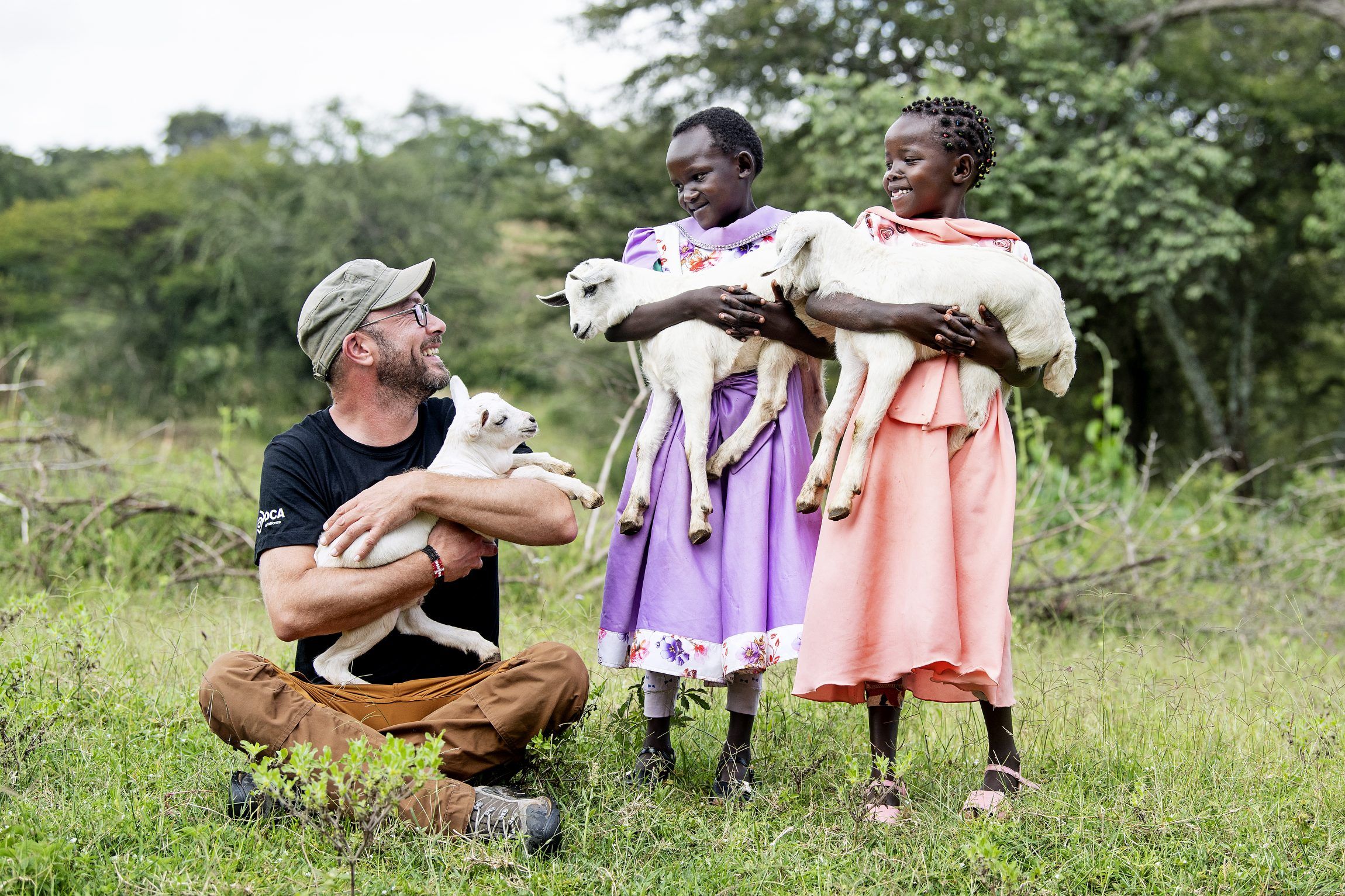 Jakob Fauerby i Kenya - På billedet 2 piger, som holder geder. (Giv en ged)