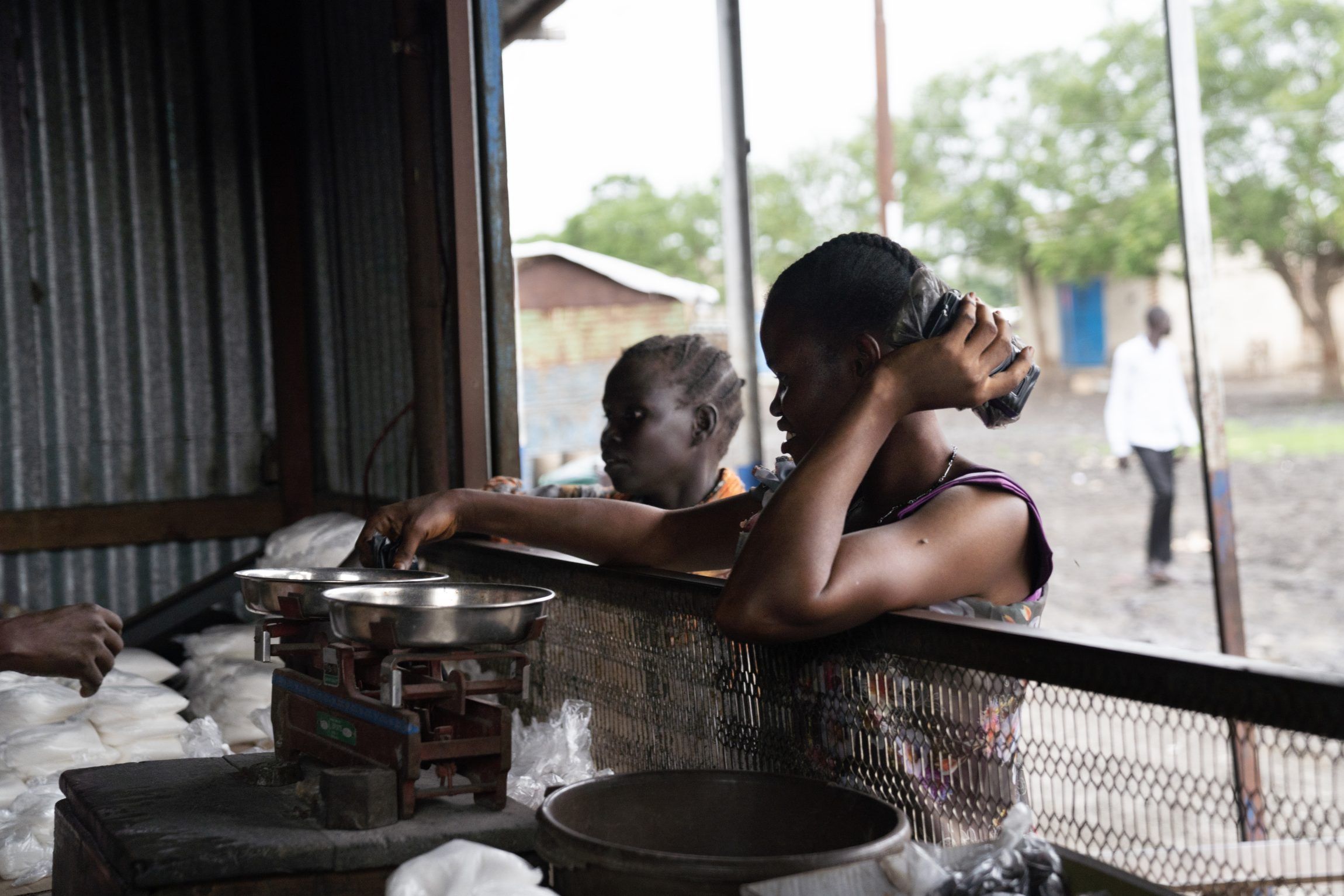 Kvinder står i vindue og kigger ind i hus.
