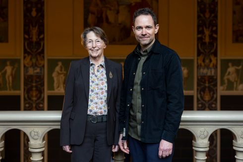 Mads Granum og Lisbeth Smedegaard Andersen - skaberne af Folkekirkens Nødhjælps jubillæumssnang 'Du spør mig om håbet'.