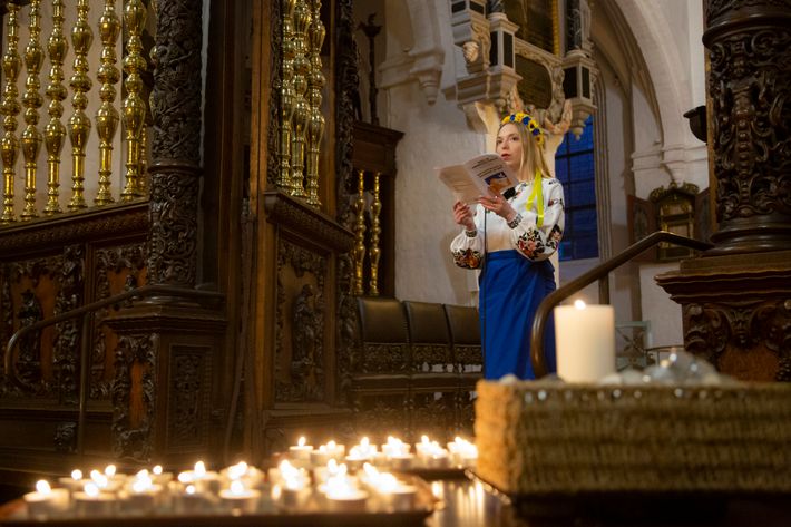 Ukrainsk piger læser op i kirke