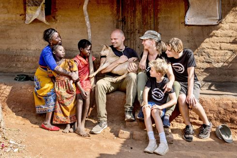 Annette Heick og familie med geder