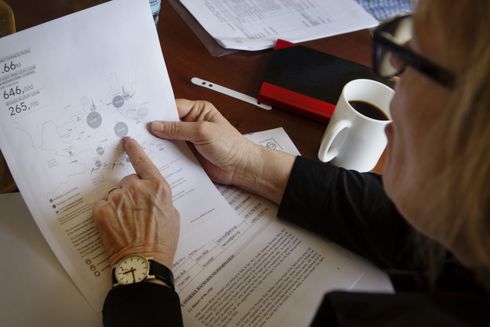 Birgitte Qvist-Sørensen gennemlæser dokumenter