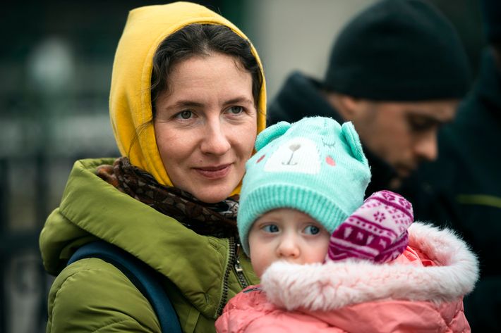 Mor og barn på Chop stationen i det vestlige Ukraine