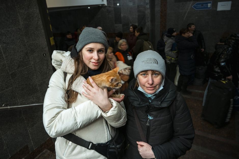 Anna Shvidka og hendes mor smiler forhåbningsfuldt til kameraet