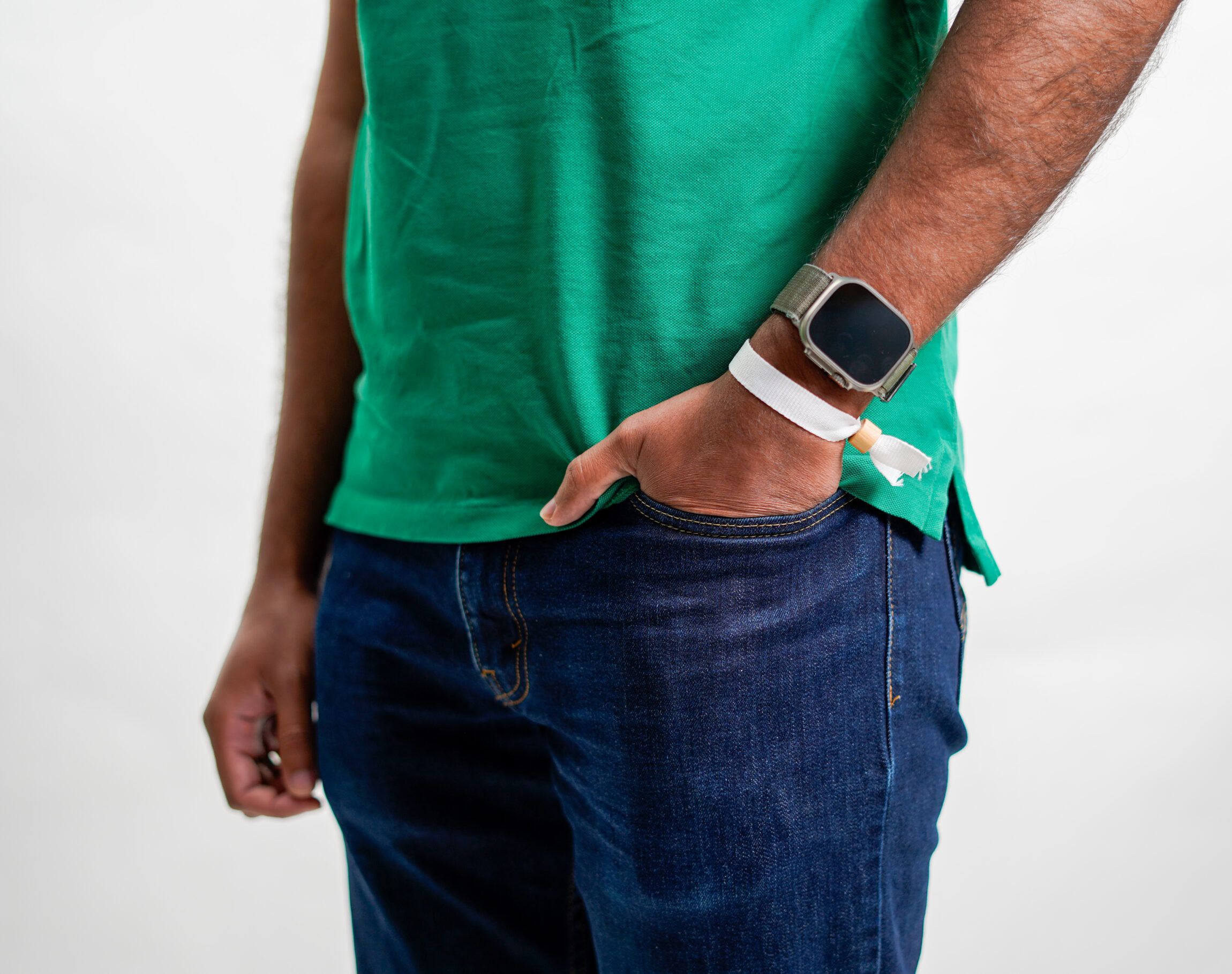 Mand i grøn polo har hvidt armbånd på for fred i Gaza