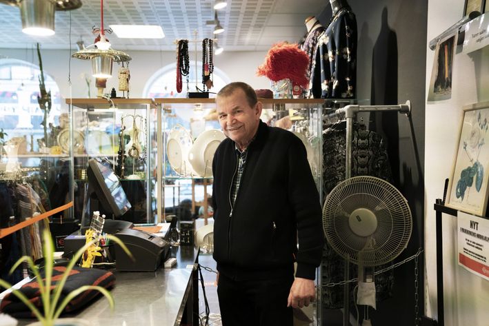 Alf smiler genbrugsbutikken