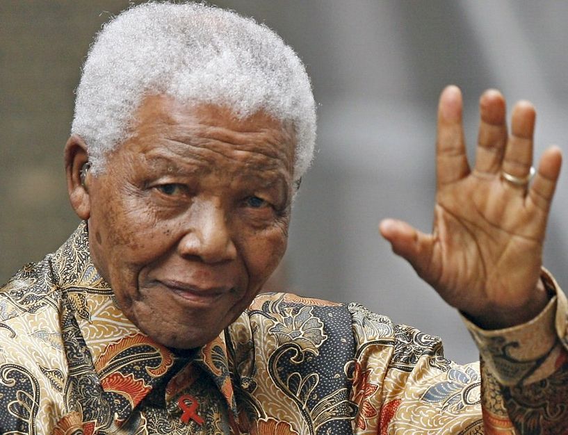 Tidligere præsident af Sydafrika, Nelson Mandela, vinker, mens han ankommer i Downing Street i London.