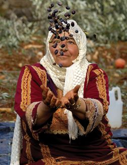 Kvinde kaster oliven op i luften