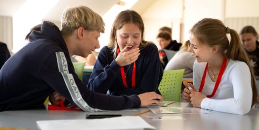 Smil og latter bliver delt mellem 3 elever