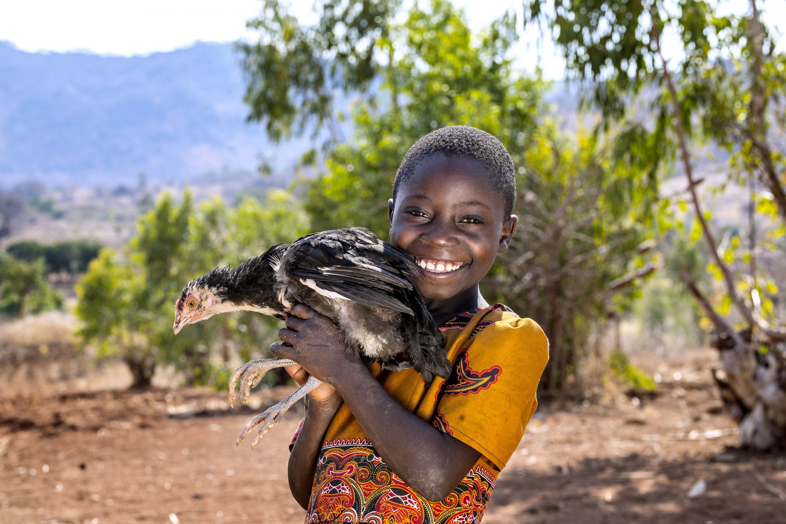 pige i gul kjoleholder kylling