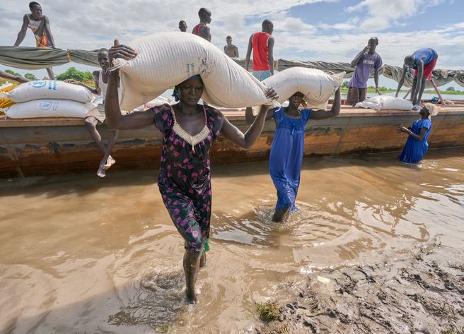 Kvinder læsser nødfødevarehjælp af i Akobo, Sydsudan, den 6. oktober 2021.