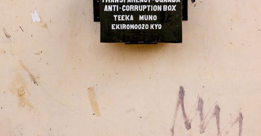 Klageboks hænger på mur i Uganda