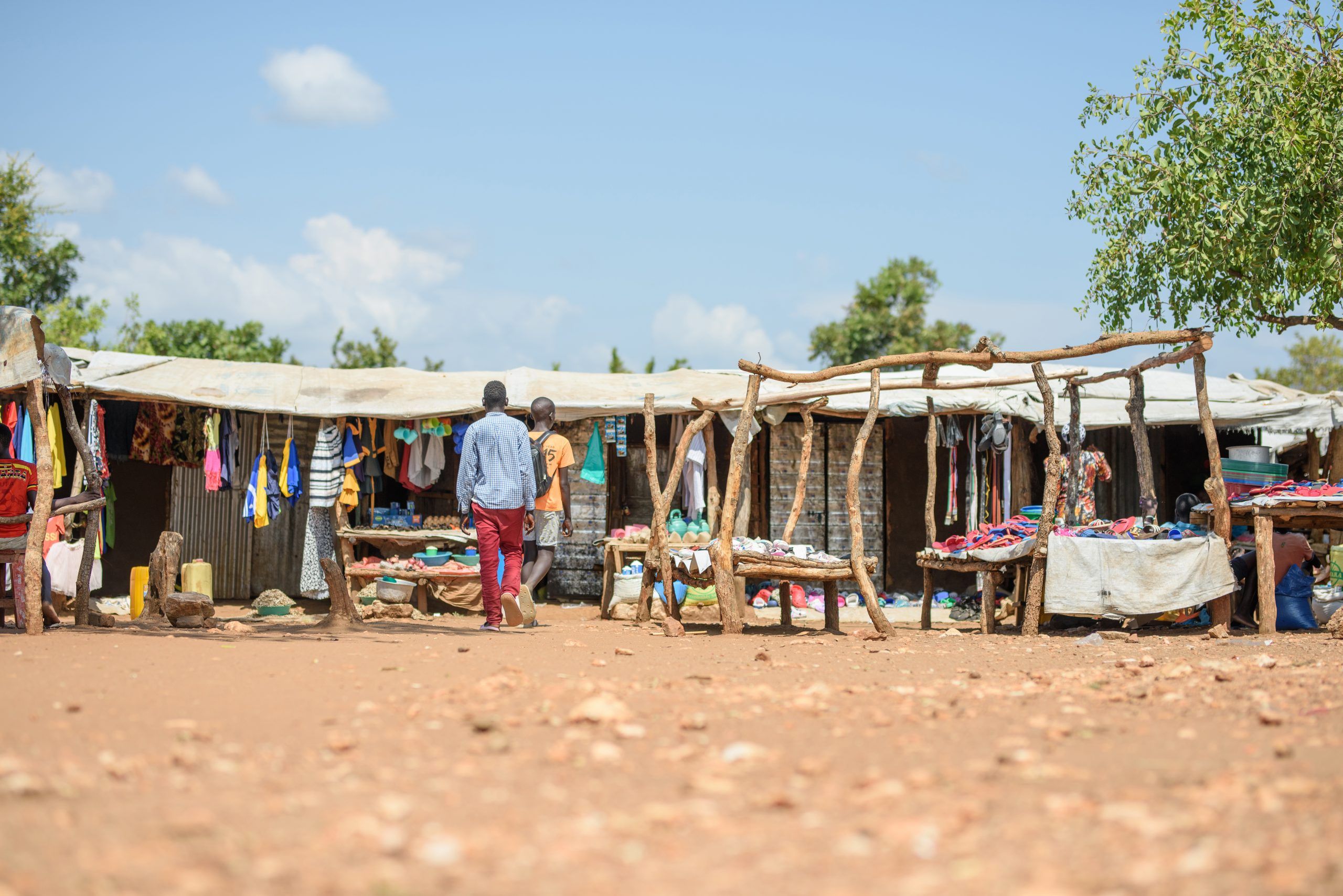 Scene fra et marked i Omugo flygtningebosættelse