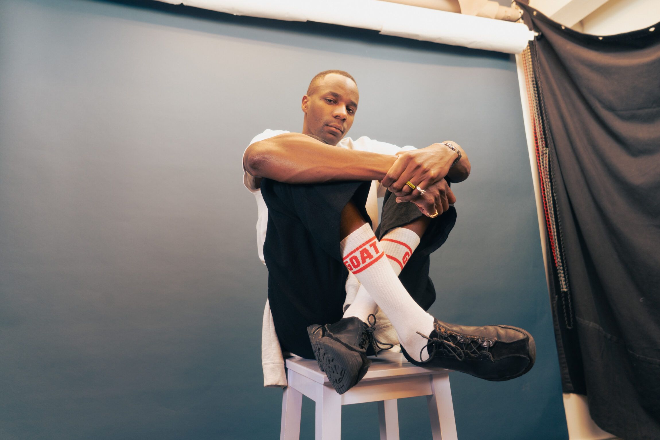 Ambassadør JJ Paulo i hvide tennissokker med rød GOAT tekst