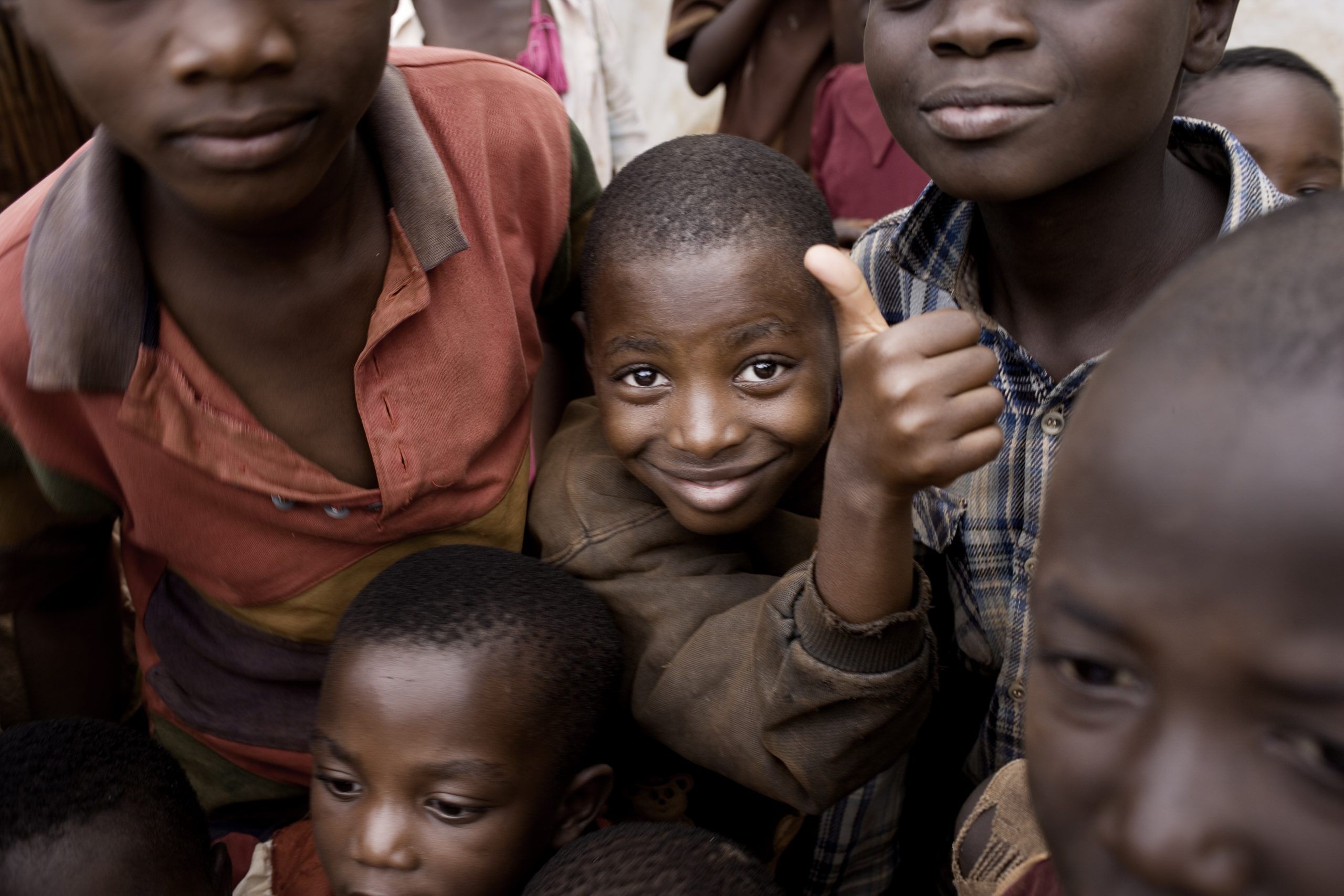 Dreng række tommelfinger op