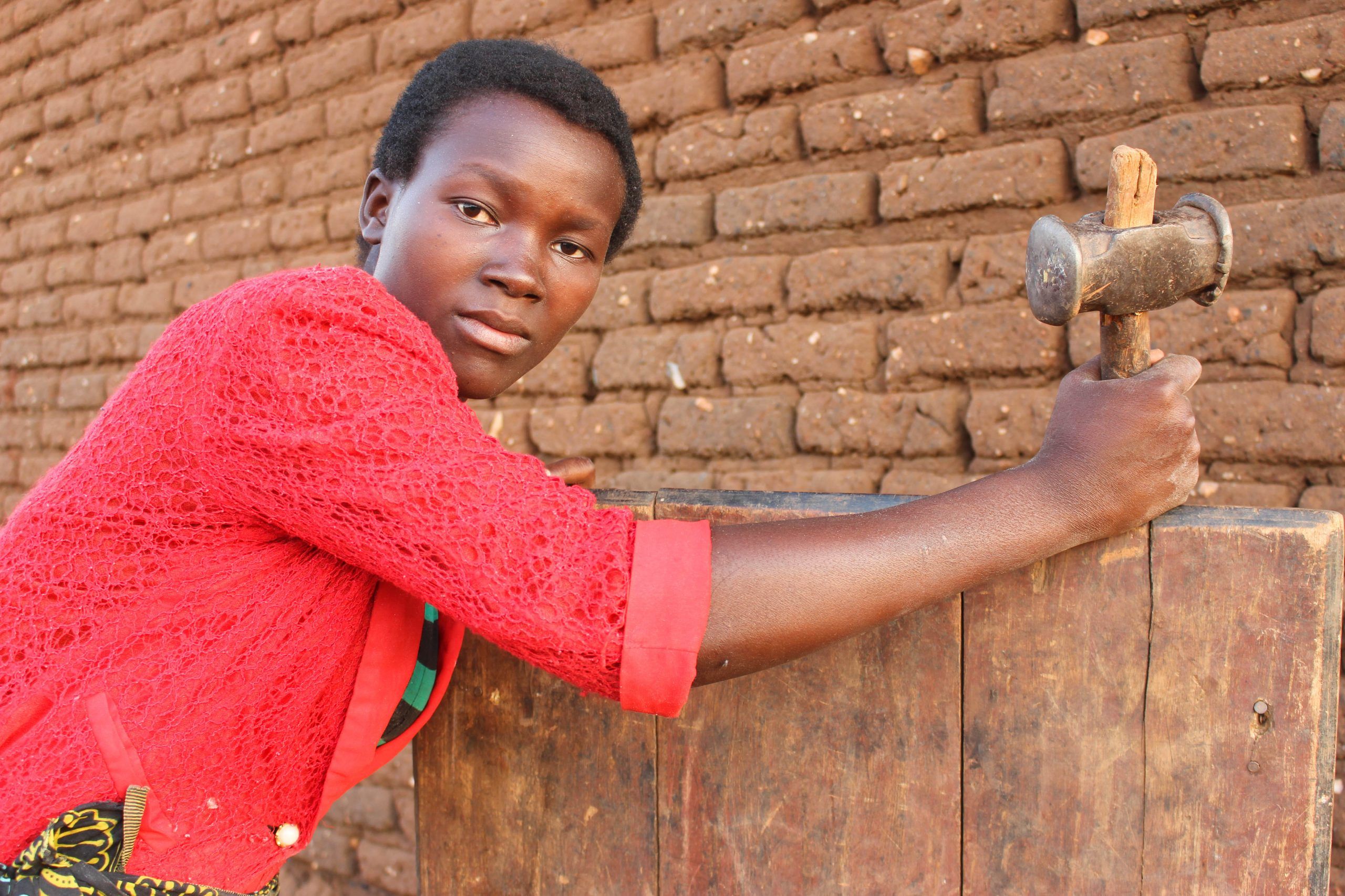 Queen er igang med at uddanne som tømrer som en del af uddannelser til kvinder Folkekirkens Nødhjælp er en del af.