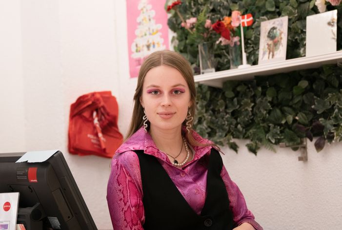 Solvig sidder ved kassen i genbrugstikken på amager