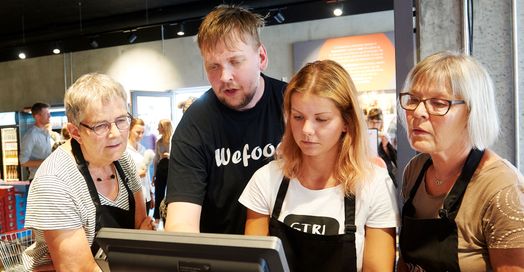 Wefood medarbejder bliver oplært i kassesystemet