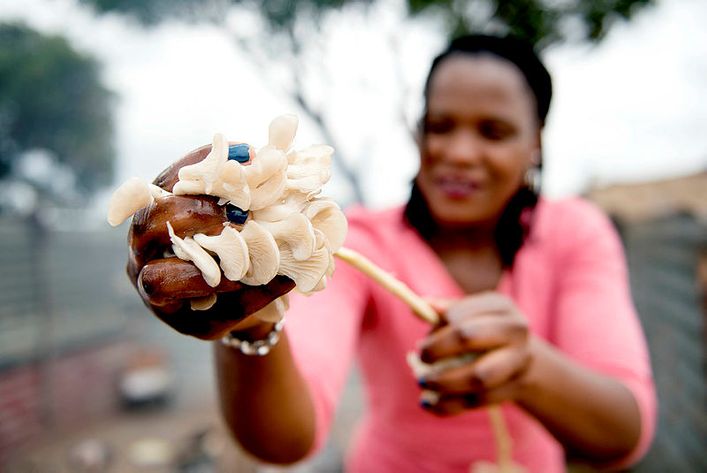 Kvinde står med en svamp